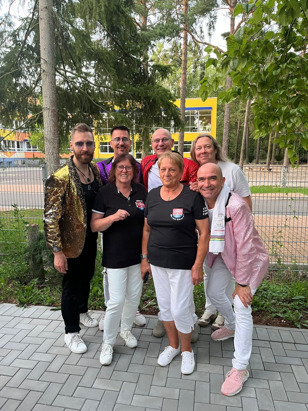 Die Bernburger Band und Mitglieder des Heimatvereins.