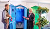 Geschäftführer Jorgo Meyhöfer (l.) erklärt dem Minister, dass etwa 15.000 solcher Miettoiletten jährlich in Coswig produziert werden.