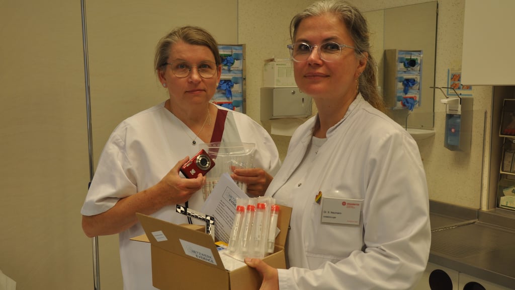Dr. Silke Nauman d'Alnoncourt (rechts) und Schwester Anke Peters mit den Materailien, die für die Spurensicherung im Johanniter-Krankenhaus in Stendal benötigt werden.