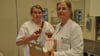 Dr. Silke Nauman d'Alnoncourt (rechts) und Schwester Anke Peters mit den Materailien, die für die Spurensicherung im Johanniter-Krankenhaus in Stendal benötigt werden.