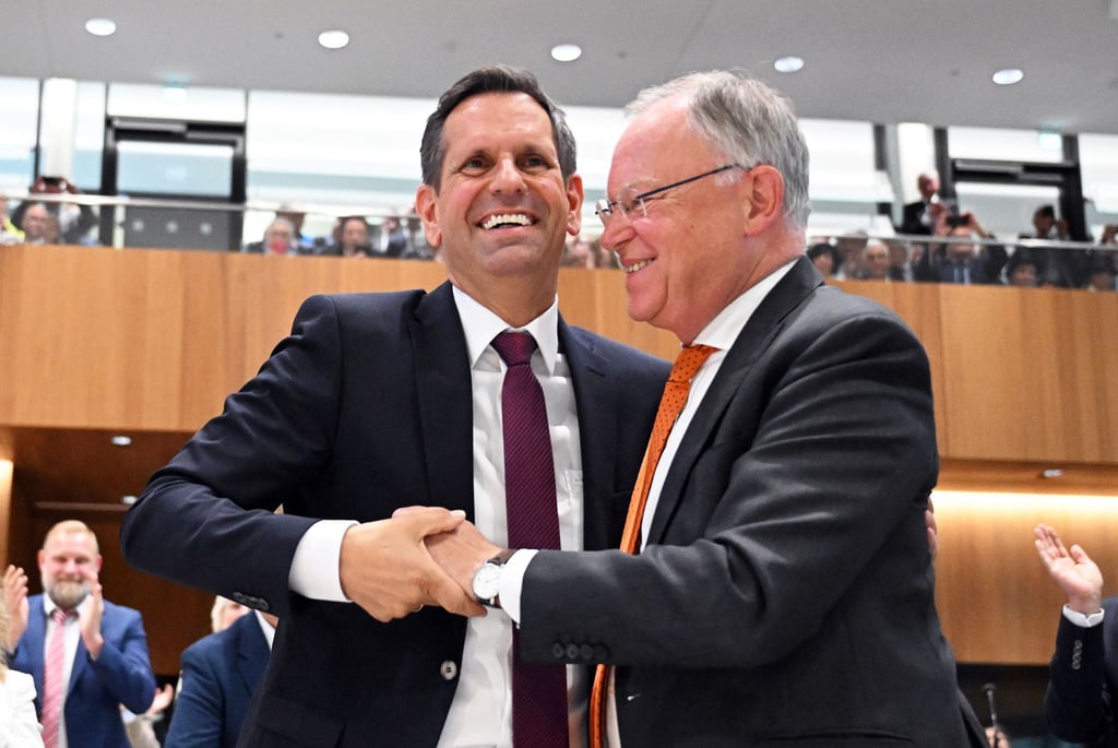 Niedersachsen bleibt dran: Weil (r) bringt sich auch nach seinem Abschied als Regierungschef weiter ein – mit Rückendeckung von Lies. (Archivbild)