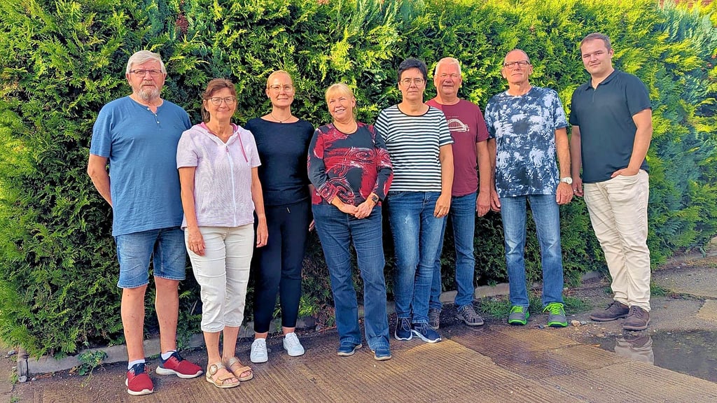 Detlef Skerat, Jutta Damm, Miriam Hoppe, Martina Lehmann, Antje Geißler, Heiko Geißler, Thomas Lück sowie Lukas Böning und einige andere haben sich für die Organisation des Sommerkinos in Biederitz zusammengefunden.