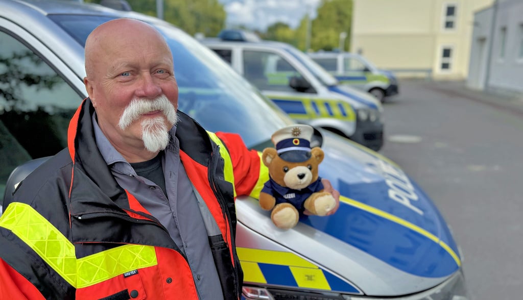 Superintendent Michael Kleemann mit dem Polizeiteddy im Revier Stendal.