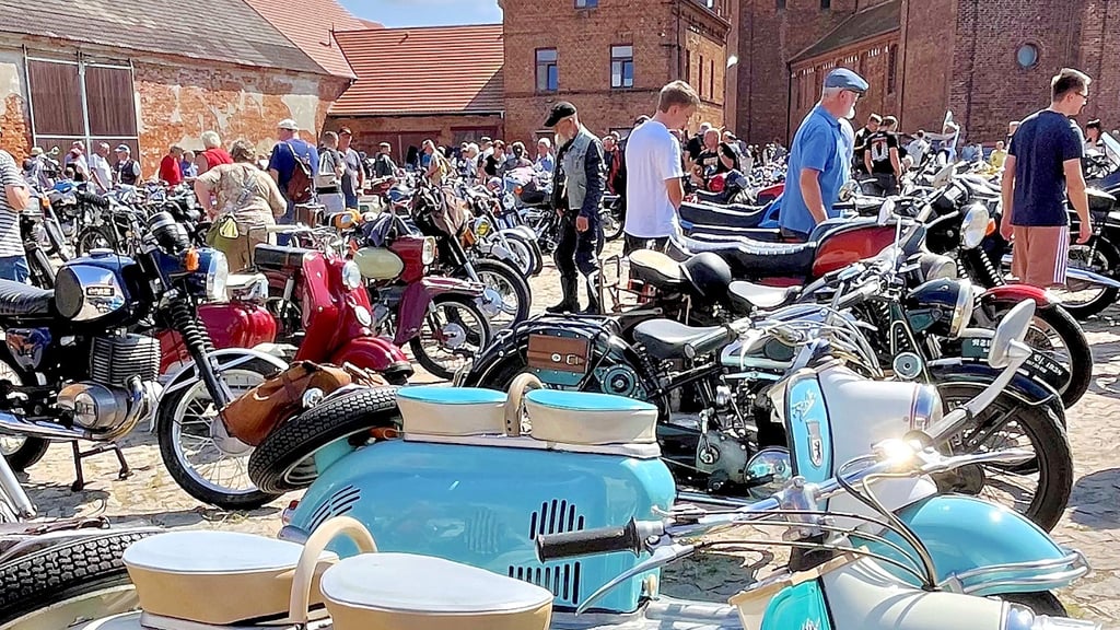 Ein Meer von Zweirädern aus verschiedensten Zeitepochen, in unterschiedlichsten optischen und technischen Zuständen prägte im vergangenen Jahr ein Teil des Oldtimertreffs in Jerichow.