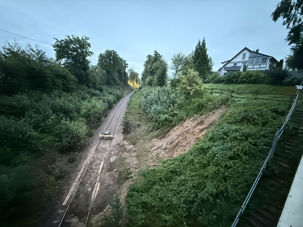 Nahe der Unfallstelle hatte es einen Hangrutsch gegeben. Die Ermittler untersuchen nun, ob das die Ursache für das Unglück gewesen sein könnte.