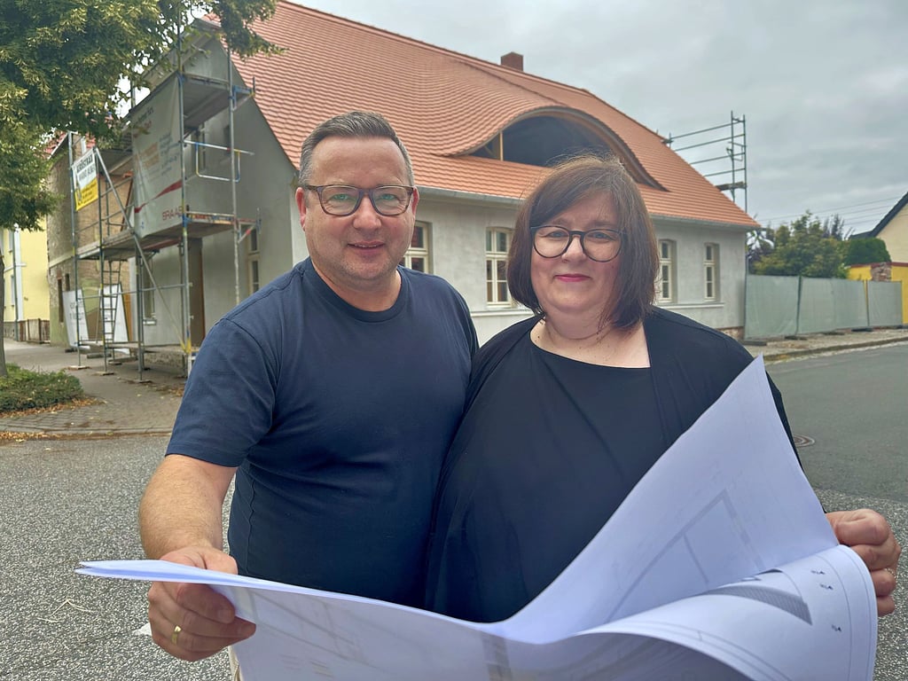 Grit und Christian Jethon machen aus einem historischen Haus an der Gattersleber Straße in Nienburg eine Pension mit mehreren Ferienwohnungen. Dabei bleibt der Charakter des Hauses erhalten.