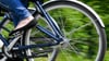 Zwischen Bitterfeld und Holzweißig stürzte ein Radfahrer.