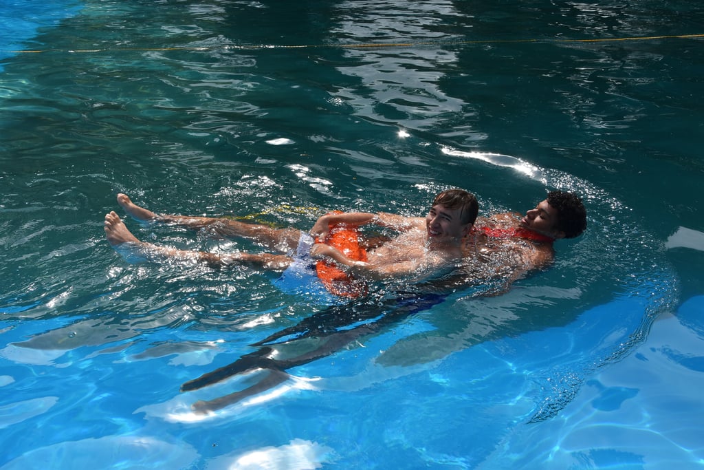Eric Hoffmann und Ruben Funke (rechts) beim Rettungsschwimmer-Lehrgang in Kalbe.