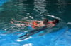 Eric Hoffmann und Ruben Funke (rechts) beim Rettungsschwimmer-Lehrgang in Kalbe.