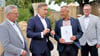 Staatssekerät Thomas Wünsch (2.v.l.) und Bürgermeister Bernhard Hieber (2.v.l) bei der Übergabe des Förderbescheides zusammen mit dem Stadtratsvorsitzenden Guido Henke (l.) und Dezernet Oliver Karte.