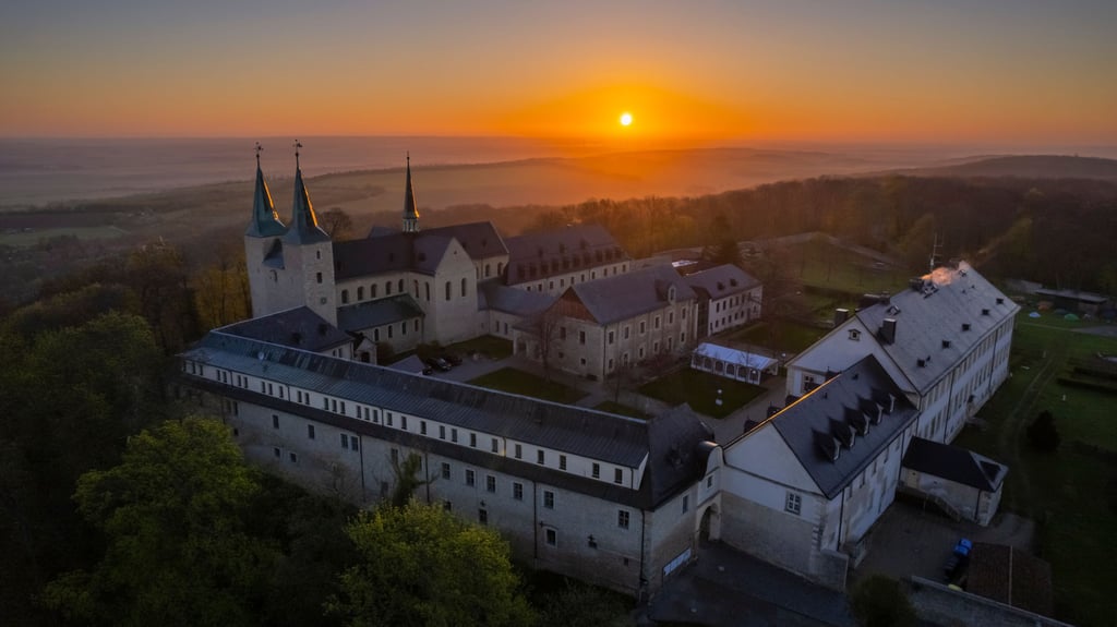Das Kloster Huysburg thront hoch über der Gemeinde Huy. Dort ist die Frage immer noch offen, wie es an der Spitze im Rathaus der Einheitsgemeinde langfristig weitergeht. In einem Punkt gibt es nun aber Klarheit.