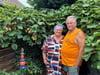Anette und Uwe Schütze sind besonders stolz auf ihren riesigen Kiwi-Baum in ihrem Garten in Magdeburg-Ottersleben. 