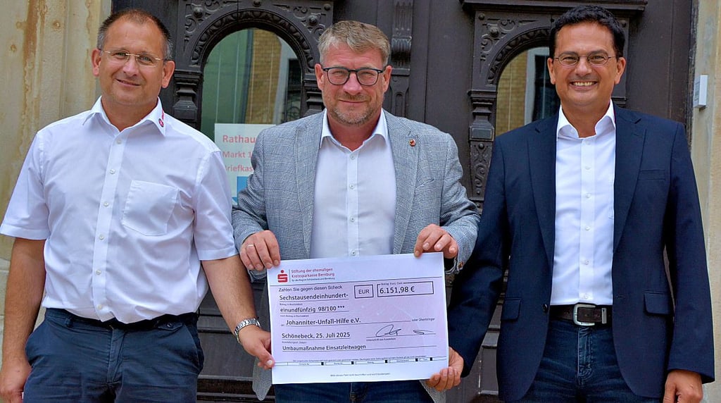 Thomas Glückstein (r.) und Matthias Boxhorn (l.) von der Johanniter-Unfall-Hilfe nahmen den Scheck in Höhe von rund 6.100 Euro von Bert Knoblauch entgegen. Das Geld stammt von der Stiftung der ehemaligen Kreissparkasse für die Region Schönebeck und Bernburg.