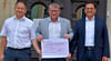  Thomas Glückstein (r.) und Matthias Boxhorn (l.) von der Johanniter-Unfall-Hilfe nahmen den Scheck in Höhe von rund 6.100 Euro von Bert Knoblauch entgegen. Das Geld stammt von der Stiftung der ehemaligen Kreissparkasse für die Region Schönebeck und Bernburg. 