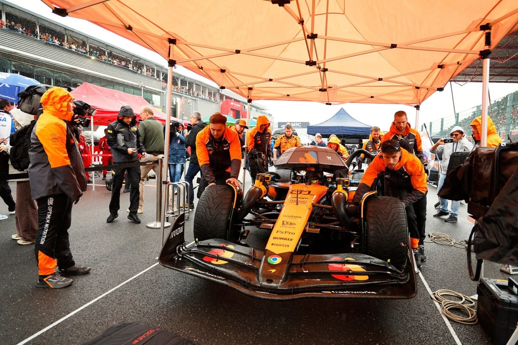 Vor dem Start wurden die Autos vor dem Regen geschützt.