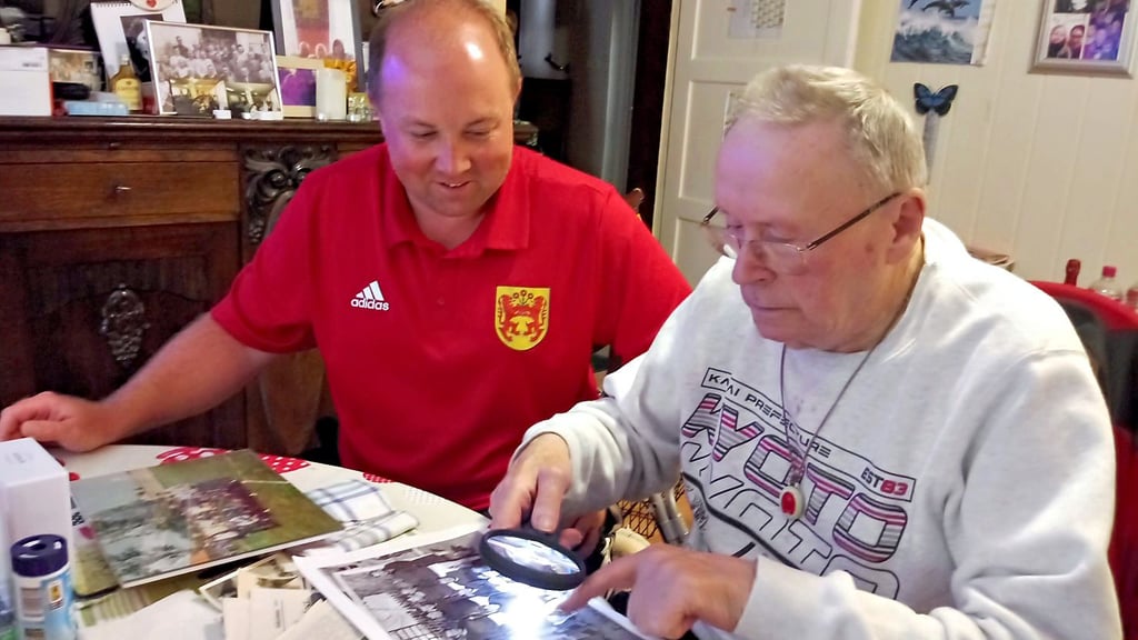Werner Fischer (rechts) im Gespräch mit Marcus Strauß bei historischen Betrachtung der Fußballgeschichte in Groß Rodensleben.