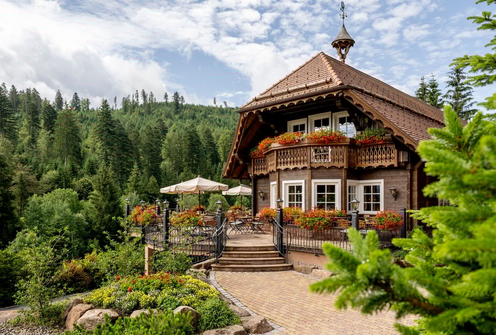 Der Forellenhof mit eigener Fischzucht und Restaurant ist eine der drei kulinarischen Dependancen, die zum Hotel gehören.