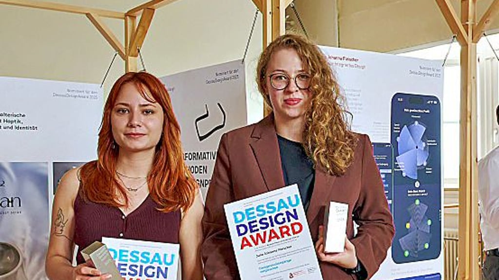 Julia Johanna Fleischer und Aysel Ege Coskun (v.r.) haben den Preis gewonnen.