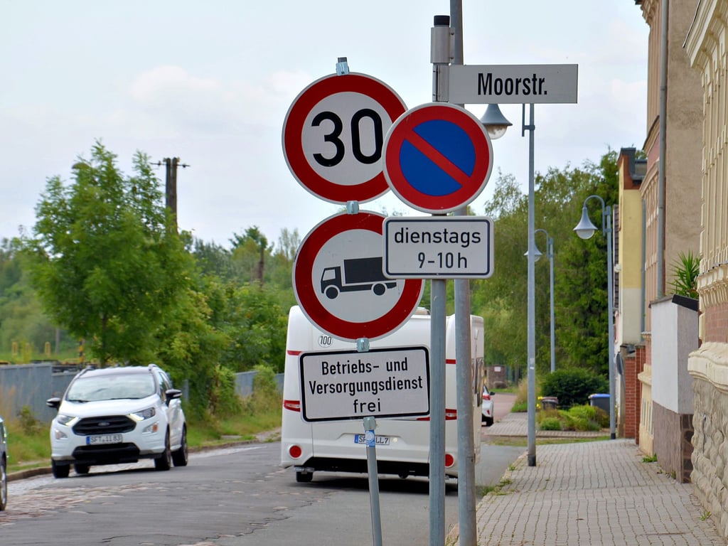 An der Güstener Straße in Staßfurt, die sich in teilweise katastrophalem Zustand befindet und zurzeit als „Schleichweg“ genutzt wird, sind veränderte Geschwindigkeits- und Tonnagenbegrenzungen zu beachten.