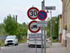An der Güstener Straße in Staßfurt, die sich in teilweise katastrophalem Zustand befindet und zurzeit als „Schleichweg“ genutzt wird, sind veränderte Geschwindigkeits- und Tonnagenbegrenzungen zu beachten. 