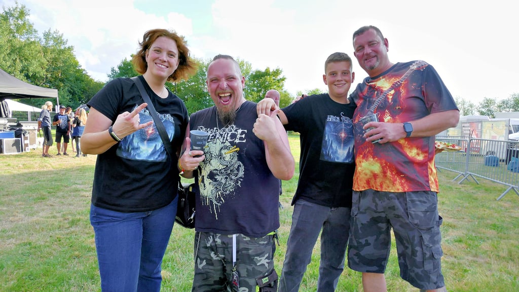 Weiteste Anreise zum 3. Helheim-Open-Air in Battin hatte eine Familie aus dem bayrischen Nürnberg. Im Foto Stephi Zehrt, Christian Litzbar „Litzer“ (Musiker der Band „Hel’s Throne“), Alex Zehrt und sein Vater Andi Pahl (v.l.), der sich den Festivalbesuch zum 45. Geburtstag gewünscht hat.