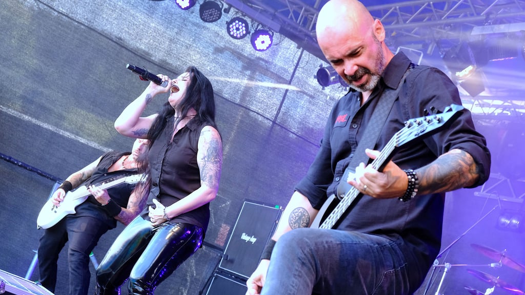 Die französische Band Akiavel begeisterte die Fans des Heimburger Metalnacht Festivals mit einer explosiven Bühnenshow und dem unglaublichen Gesang von Frontfrau Auré.