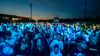 Am Abend füllte sich der Platz vor der Bühne.