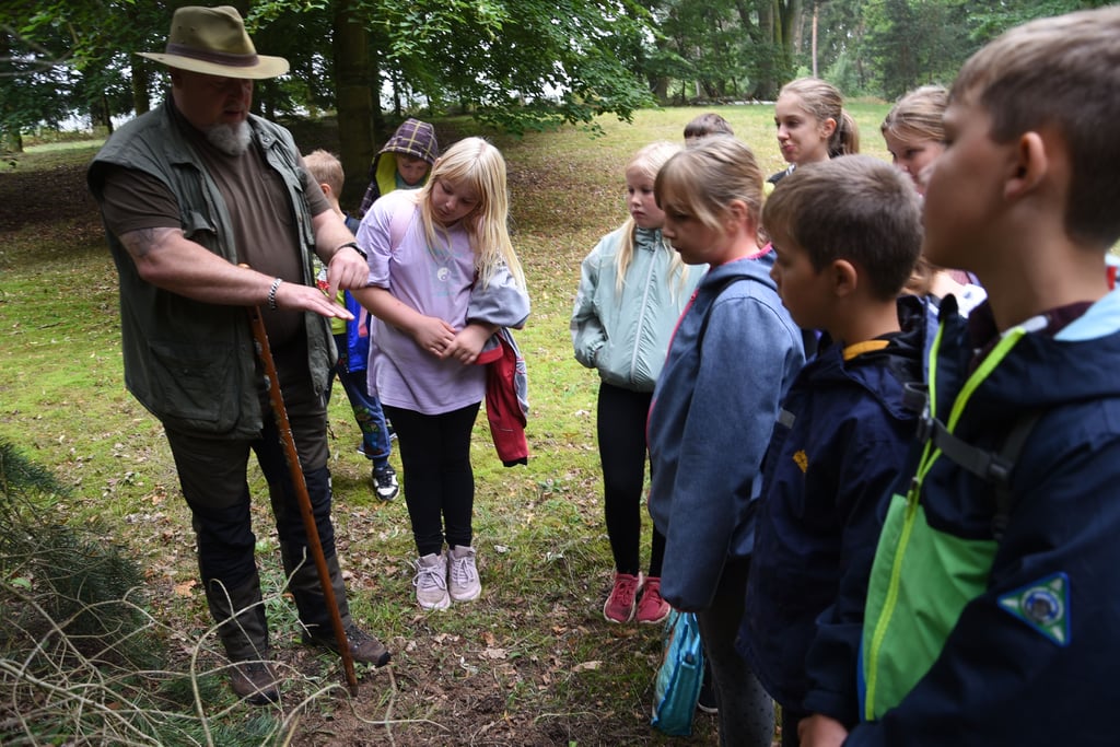 Frank Schulz alias Waldschulz erklärt den Hortkindern aus Kakerbeck bei der jüngsten Wanderung, welche Spuren von Wildtieren hinterlassen werden.
