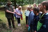 Frank Schulz alias Waldschulz erklärt den Hortkindern aus Kakerbeck bei der jüngsten Wanderung, welche Spuren von Wildtieren hinterlassen werden.