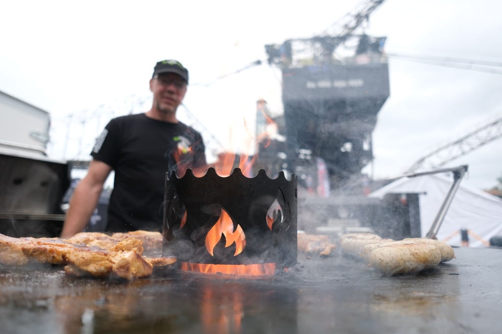 Die Profiteams müssen insgesamt sieben Gänge auf dem Grill anrichten, die Amateurteams fünf.