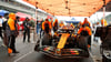 Vor dem Start wurden die Autos vor dem Regen geschützt.