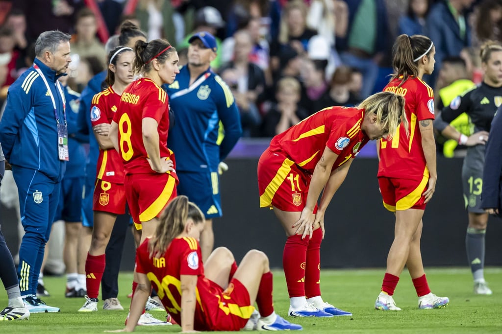 Spaniens Topspielerin Bonmati (Spielerin ganz links) konnte sich nach dem verlorenen EM-Finale mit einem persönlichen Preis trösten