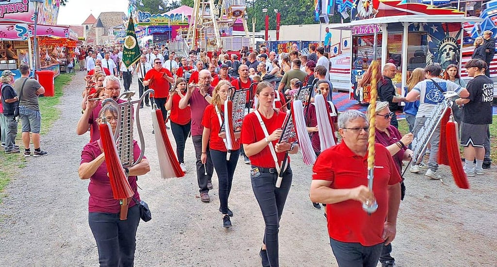 Der Lindauer Spielmannszug mit Verstärkung von Spielleuten aus dem Harz führte den Marsch zur Eröffnung des Heimat- und Schützenfestes an.