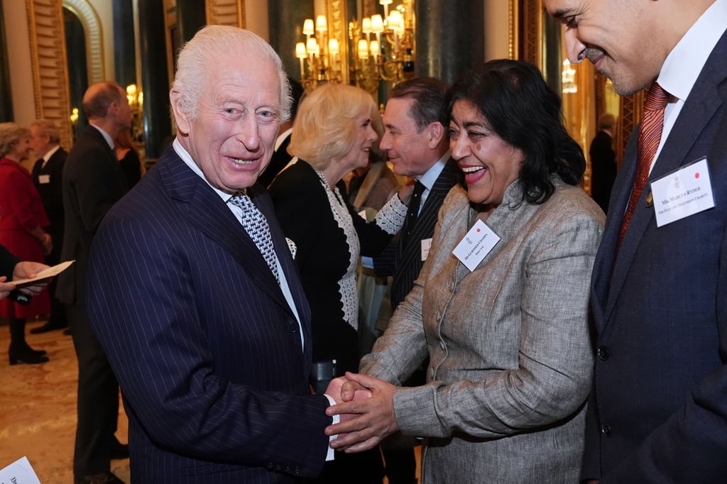 Gurinder Chadha mit König Charles III. im November 2024 bei einem Empfang.