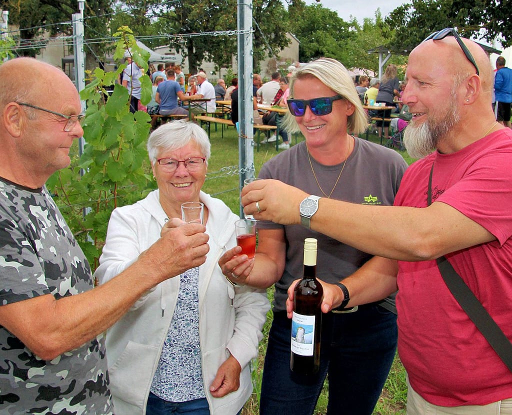 Michael Kreipl (v.l.), Margrit Bergmann, Dana und ihr Mann Ulli Börnicke verkosten die drei Sorten Wein an der Mühle in Crüchern.