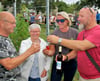 Michael Kreipl (v.l.), Margrit Bergmann, Dana  und  ihr Mann Ulli Börnicke verkosten die drei Sorten Wein an der Mühle in Crüchern.