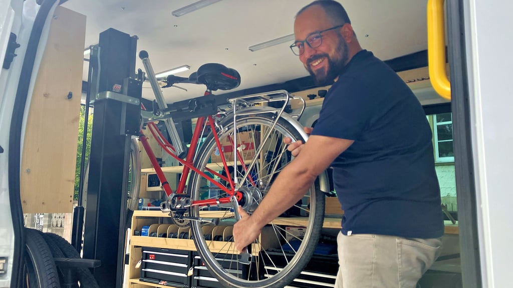 Alexander Koch ist mit seiner mobilen Fahrradwerkstatt, dem Rad-Express, in und um Halle unterwegs.