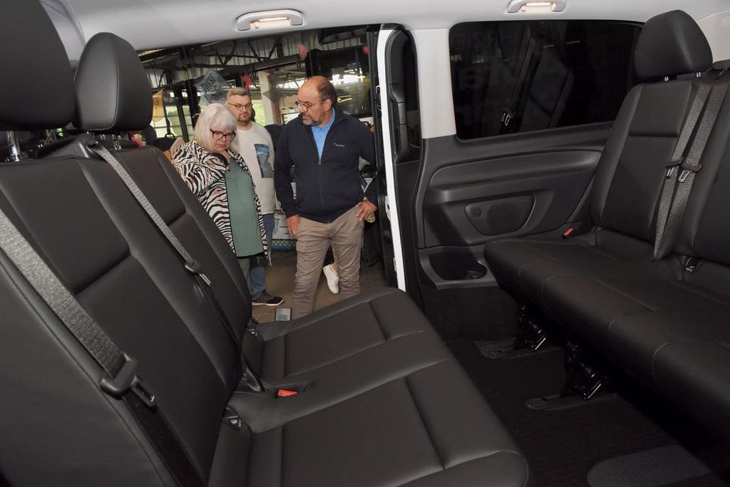 Im Betriebshof der VGS in Sangerhausen werden die neuen Kleinbusse vorgestellt, die künftig in MSH fahren sollen.