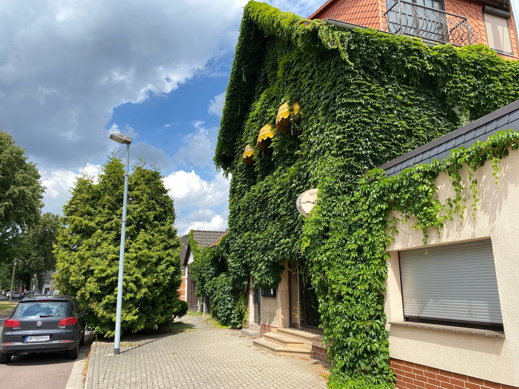 Fassade und Eingangsschild werden von Efeu verschluckt: Das Restaurant Melange in Magdeburg Rothensee ist geschlossen.