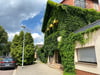 Fassade und Eingangsschild werden von Efeu verschluckt: Das Restaurant Melange in Magdeburg Rothensee ist geschlossen.