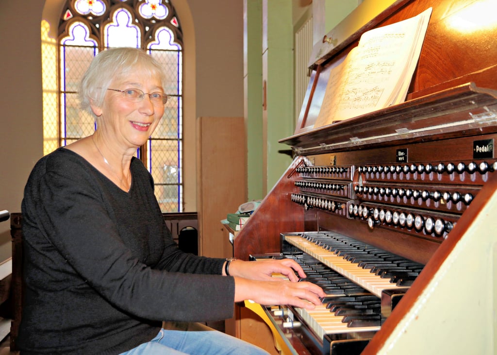 Dorlies Bunge an der Orgel in St. Ambrosius in Sudenburg: Bis zu ihrem Ruhestand war sie als Kantorin in der Kirche tätig. Gelegentlich gibt sie auch heute noch Konzerte.