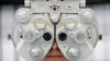 Trägt man eine Brille oder Kontaktlinsen, sollte einmal im Jahr die Sehleistung und Augengesundheit überprüft werden.