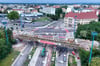 Die zweite Behelfsbrücke über den Magdeburger Damschkeplatz ist eingeschoben worden.