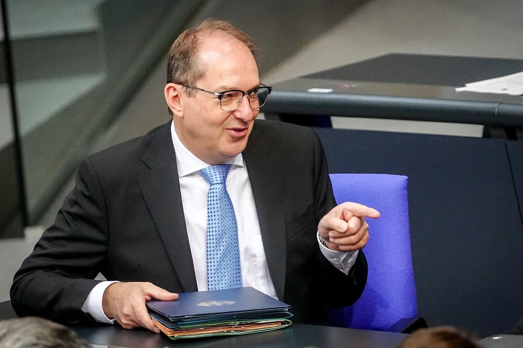 Bundesinnenminister Alexander Dobrindt (CSU) lehnt Landesaufnahmeprogramme für Geflüchtete ab. (Archivbild)