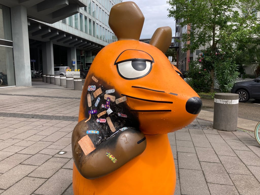 Die Maus-Figur vor dem WDR-Gebäude in Köln wurde mit vielen Pflastern versorgt.