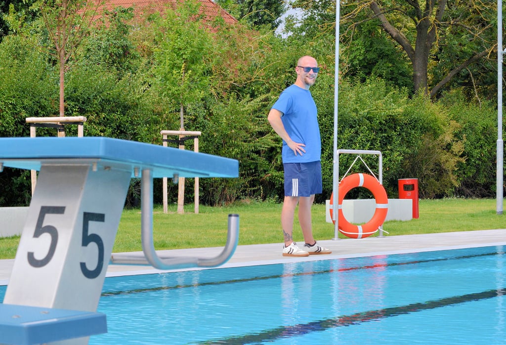 Passt auf, dass niemand vom Beckenrand springt: Reporter Paul Schulz hat sich die Arbeit von Schwimmmeistern im Schönebecker Freibad genauer angesehen.