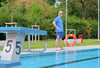Passt auf, dass niemand vom Beckenrand springt: Reporter Paul Schulz hat sich die Arbeit von Schwimmmeistern im Schönebecker Freibad genauer angesehen.