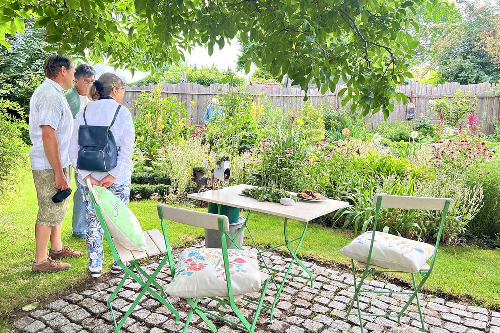 Einen wunderschönen Bauerngarten haben Uta und Peter Friedmann in Mehringen angelegt. Die Besucher sind begeistert.