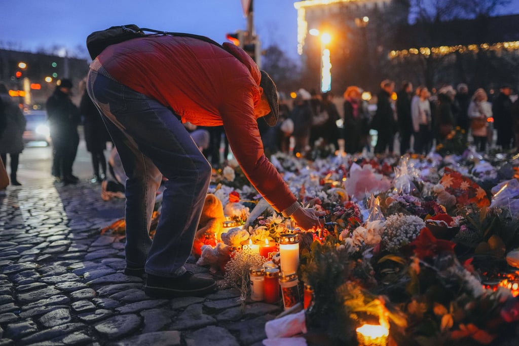 Menschen legen nach dem Anschlag Blumen, Kerzen und Gegenstände zum Andenken an die Opfer des Anschlags auf den Magdeburger Weihnachtsmarkt nieder.