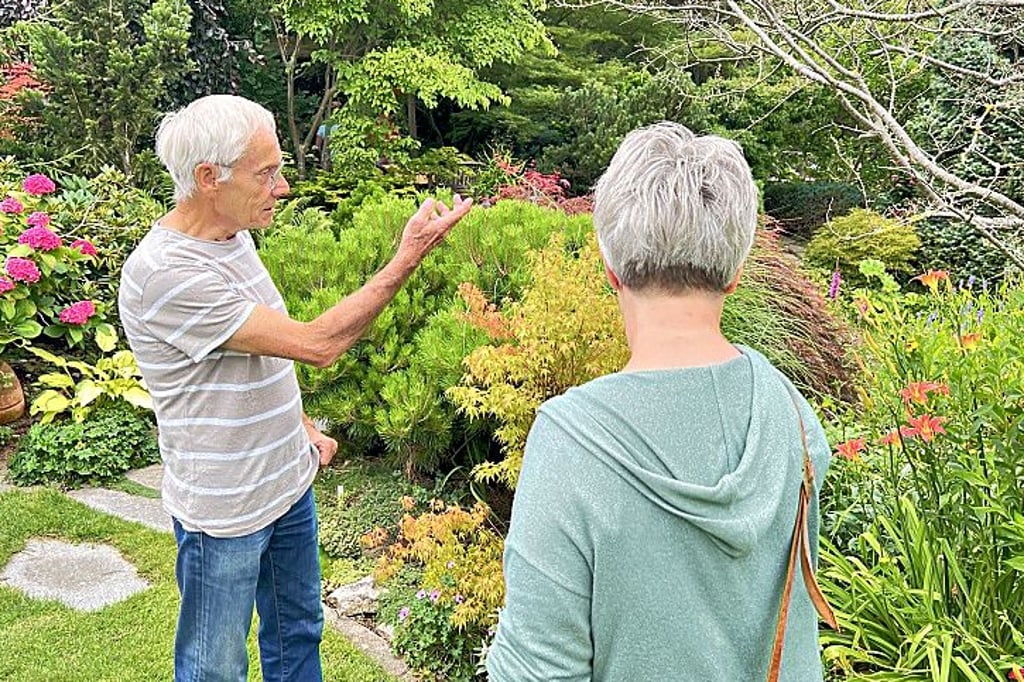 Lothar Krämer aus Aschersleben hat in seinem Garten mit Gehölzen und einem Teich Akzente gesetzt.